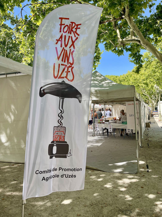 Kakémono Foire aux Vins d'Uzès et stands de dégustation sous les platanes - vins du Gard