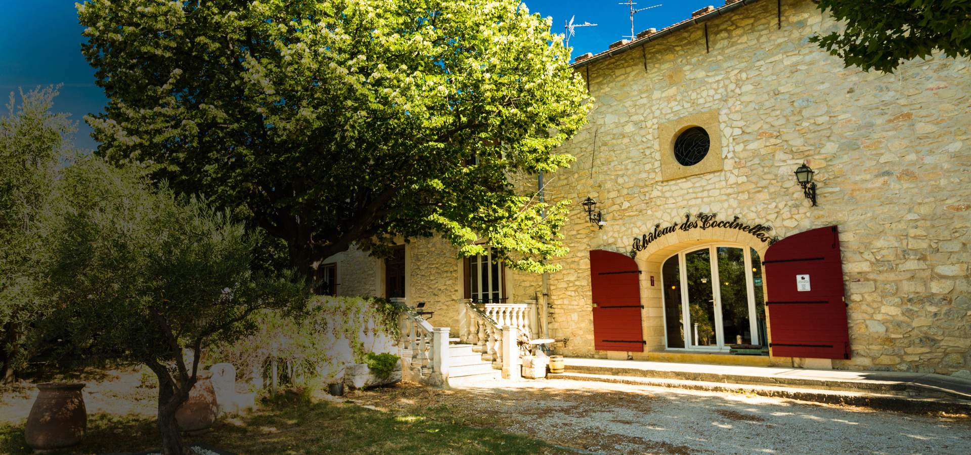 Photo de la nature et de l'entrée du caveau de dégustation (gard) (30)